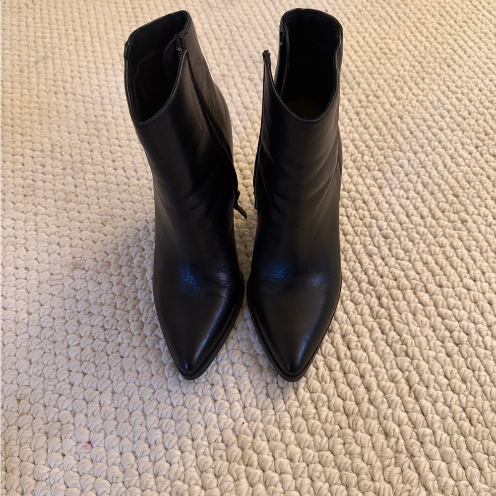 Halogen Black Leather Pointed Toe Ankle Booties